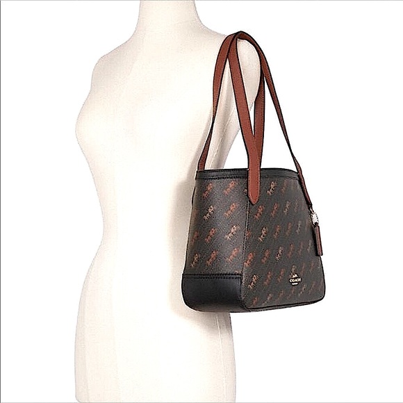 🎉Host Pick🎉🐎👜 COACH TOTE in HORSE AND CARRIAGE DIAGONAL PRINT. Bundle & save - Picture 2 of 13